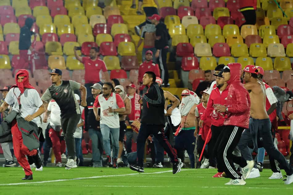 Torcedores do Santa Fé e América de Cali em briga no gramado do El Campín