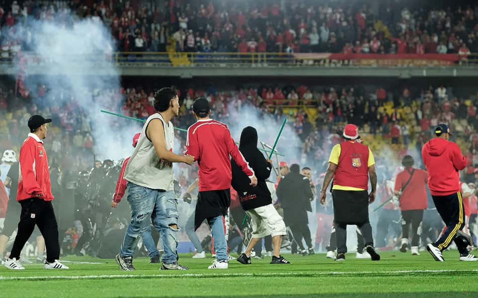 Possível rival do Vasco tem jogo interrompido por batalha campal na Colômbia