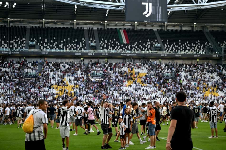 Torcedores da Juventus fizeram a tradicional invasão de campo após amistoso