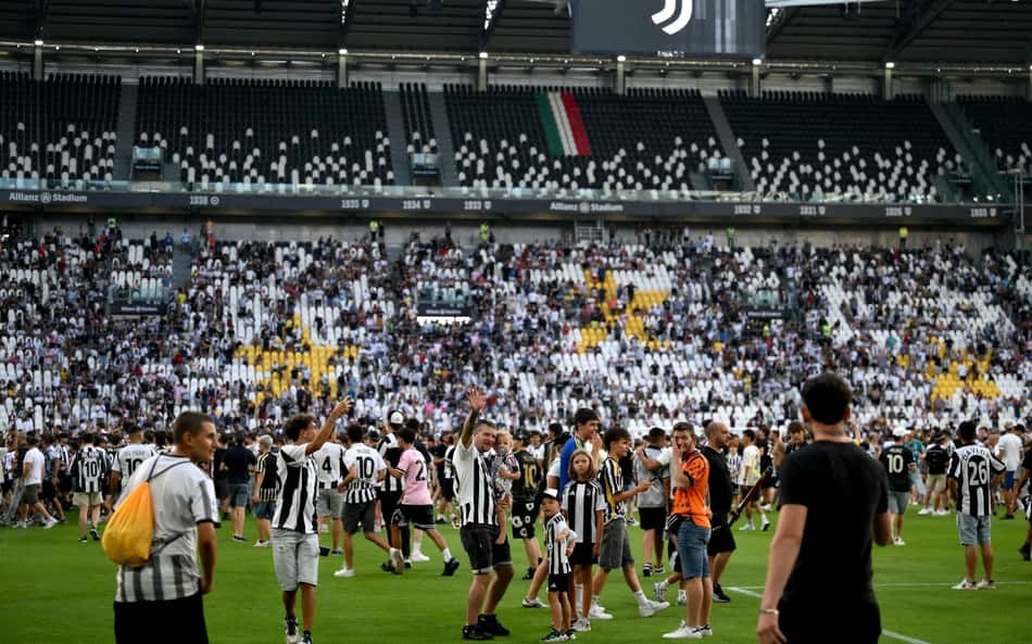 Torcedores da Juventus fizeram a tradicional invasão de campo após amistoso