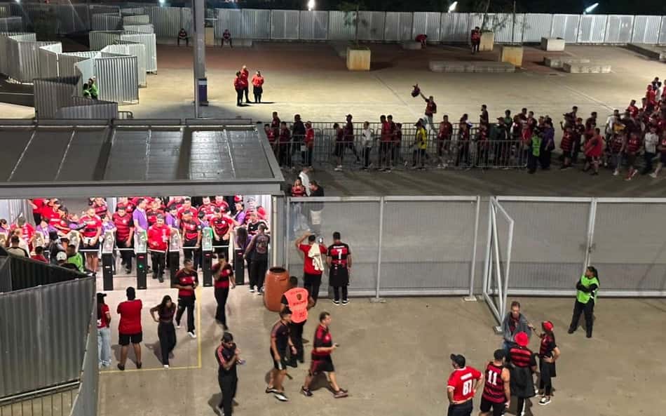 Torcedores do Flamengo discutem com a polícia nos acessos do Mineirão, antes de duelo com o Cruzeiro pela Libertadores