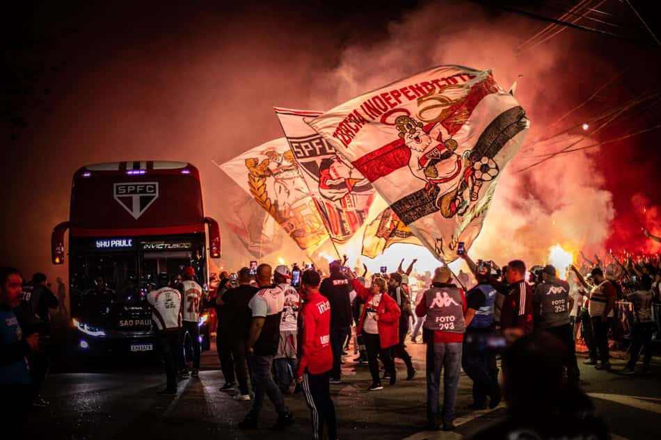 Torcedores do São Paulo acompanham a chegada de ônibus da delegação para jogo no Morumbis