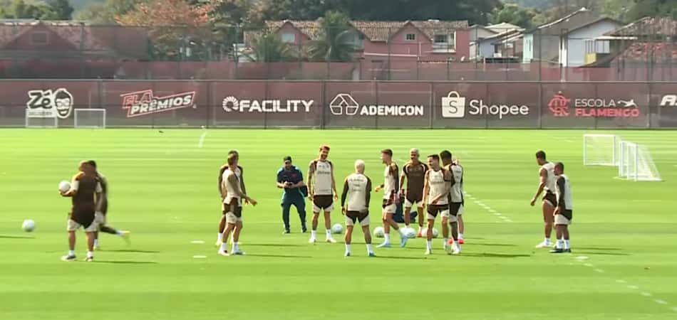 Treino do Flamengo com jogadores em roda