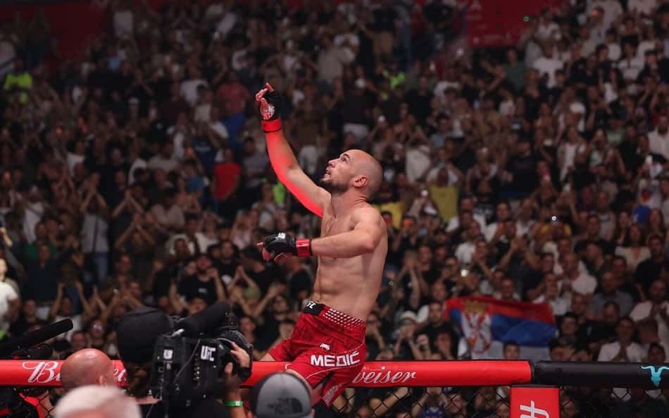Uros Medic comemora o nocaute na principal luta do UFC Belgrado