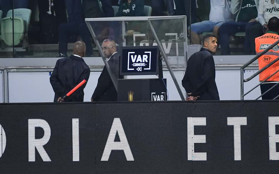 VAR rouba a cena em Santos x Macará: 'Coisa inacreditável'