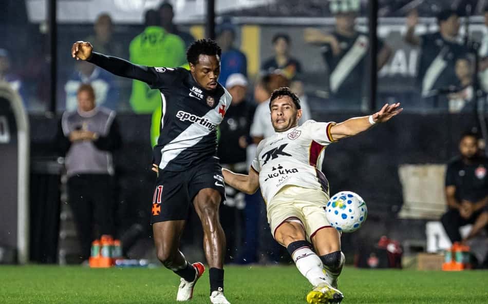 Andrés Gómez em disputa de bola durante Vasco x Vitória
