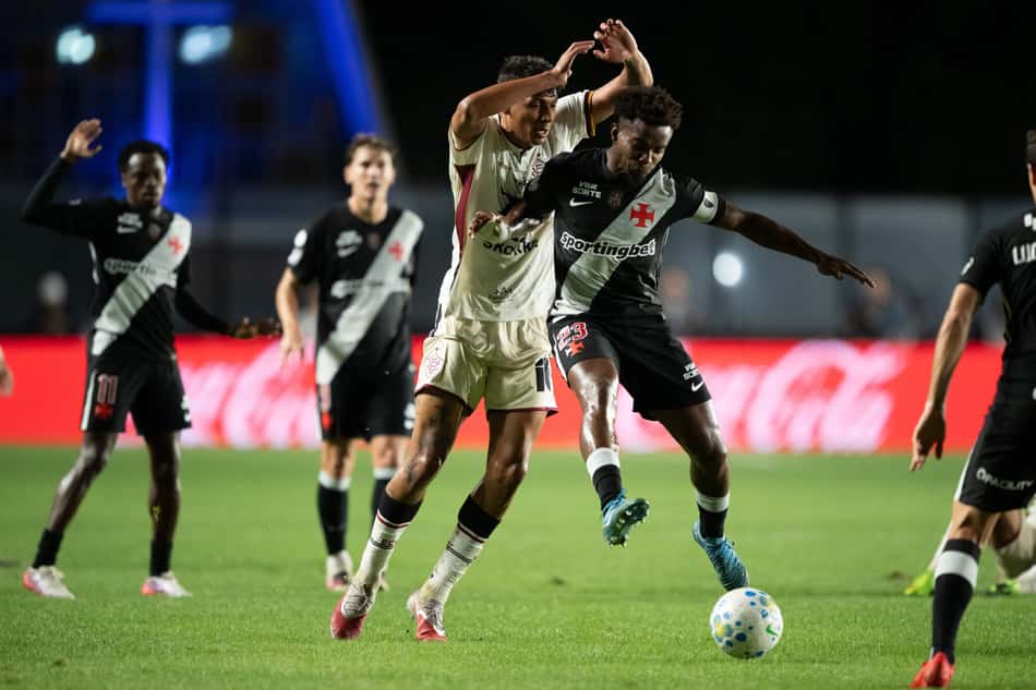 Thiago Mendes jogador do Vasco disputa lance com Zé Vitor jogador do Vitoria durante partida no estadio Sao Januario pelo campeonato Copa Do Brasil 2026