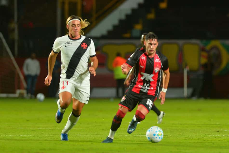 Emannuel Martinez e Spinelli em ação em Vitória x Vasco