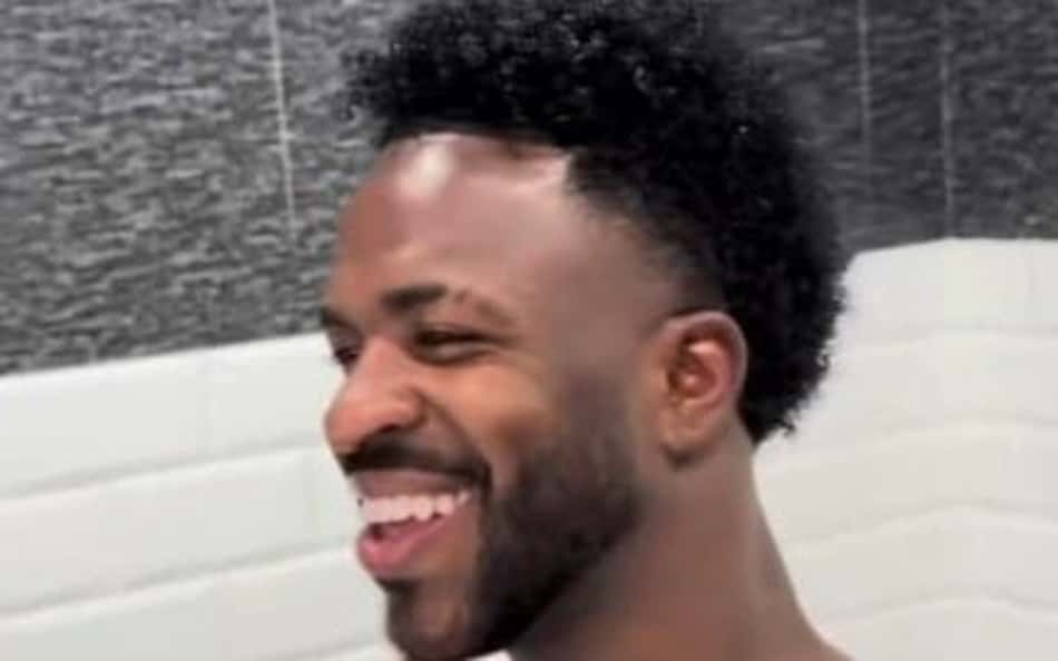 Vinicius Júnior sorrindo de regata branca