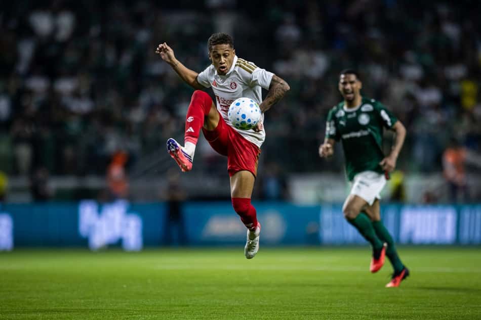 Vitinho, do Internacional, dominando uma bola contra o Palmeiras