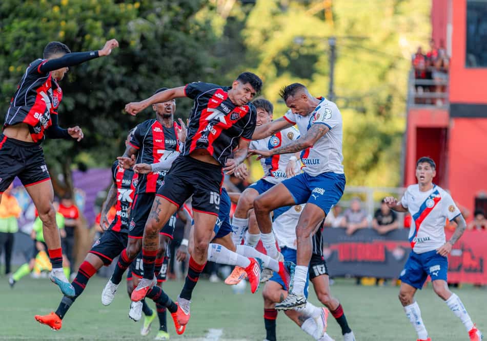 Jogadores em bola aérea em Vitória x Bahia