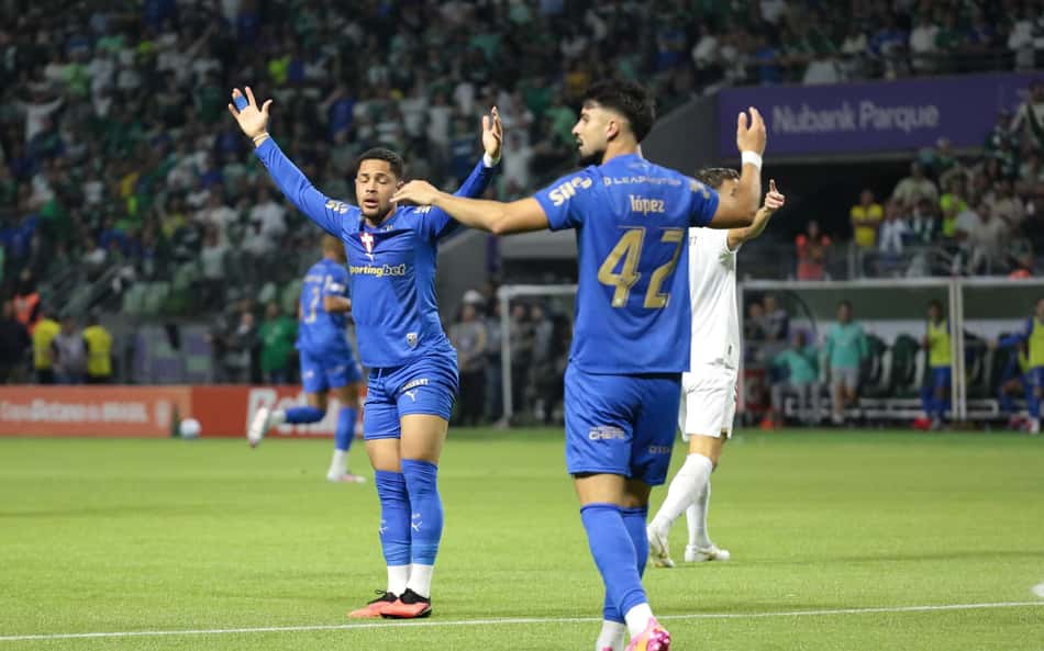 Vitor Roque e Flaco López de braços erguidos com a camisa azul do Palmeiras