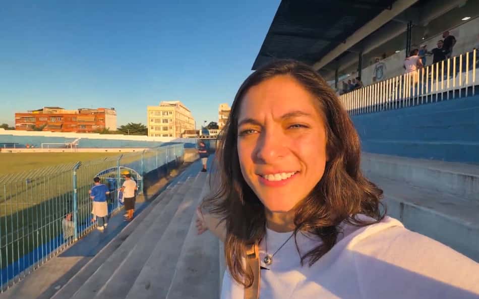 Gabi Martins na arquibancada do Olaria, no Rio de Janeiro