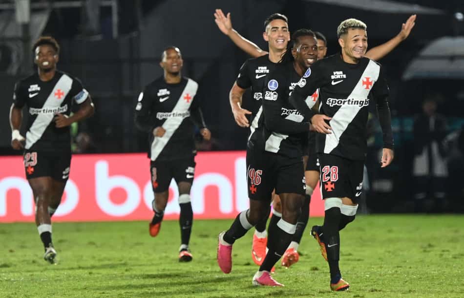 Jogadores do Vasco comemoram gol do Adson