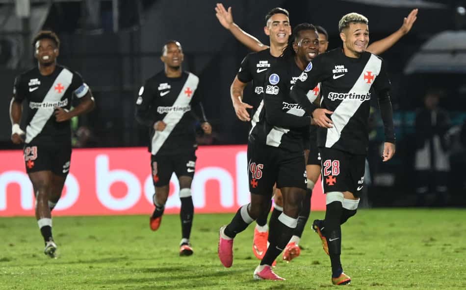Jogadores do Vasco comemoram gol do Adson