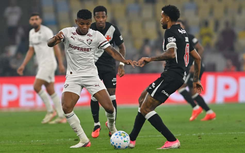 Hércules e Jair disputam bola durante clássico enfre Fluminense e Vasco no Maracanã
