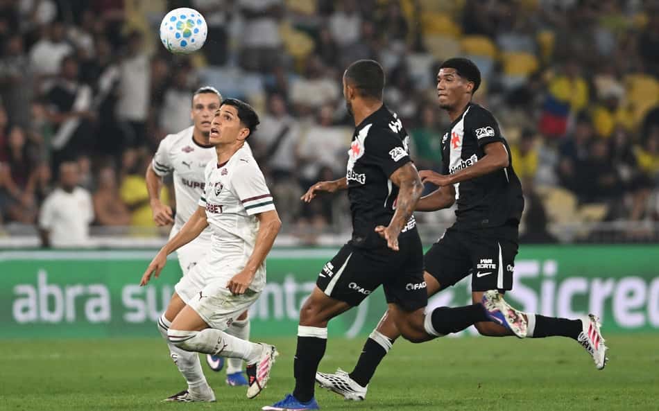 Jogadores de Vasco e Fluminense disputam bola duante clássico
