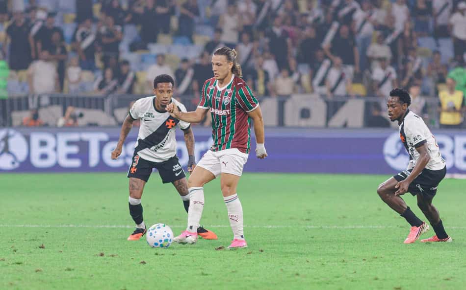 Jogadores do Fluminense e Vasco em ação com a bola em partida válida pelas oitavas de final da Copa do Brasil