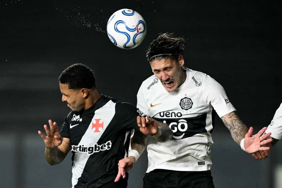 Jogadores do Vasco e Olimpia disputando bola no alto