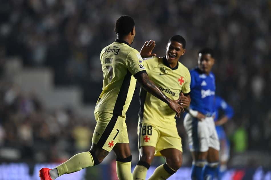 David comemorando gol com Cauan Barros em vitória do Vasco 