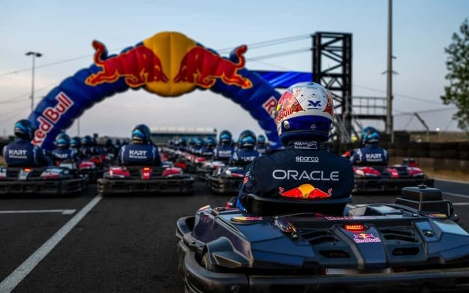 Max Verstappen desafia 100 pilotos em corrida de kart em Silverstone