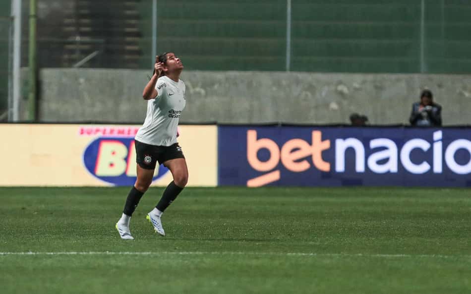 Vic Albuquerque comemorando gol marcado nos acréscimos de Cruzeiro e Corinthians, pelo Brasileirão Feminino