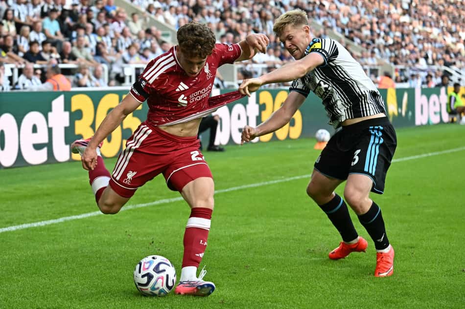 Victor Muñoz é marcado por Lewis Hall em Newcastle x Liverpool