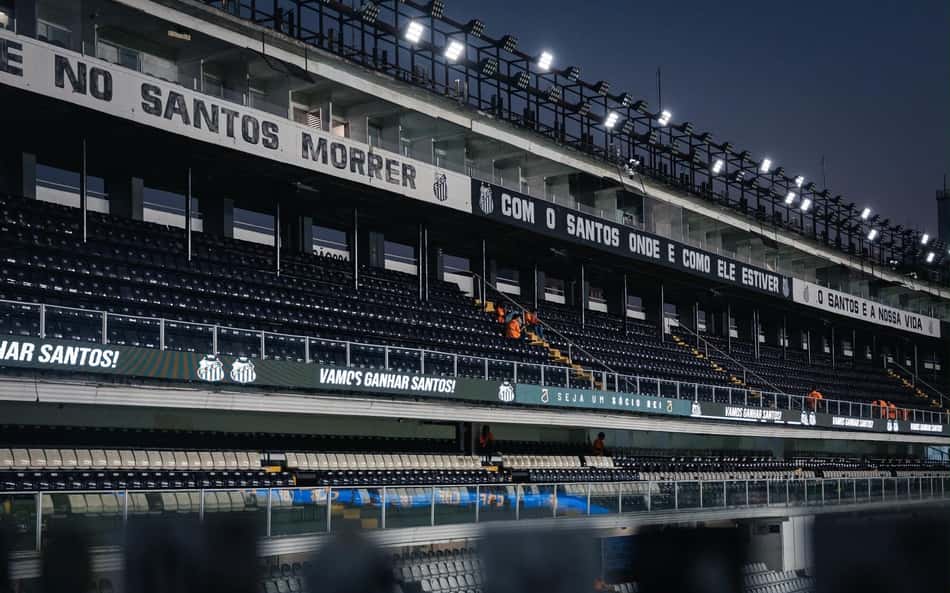 Vila Belmiro sendo preparada para jogo do Santos.