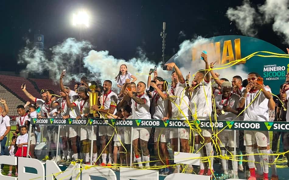 Villa Nova celebra a conquista do Módulo II do Mineiro