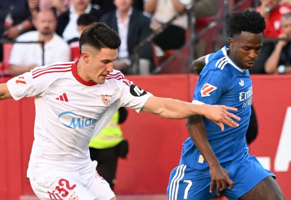 Vini Jr. defendendo as cores do Real Madrid durante partida válida pela LaLiga.