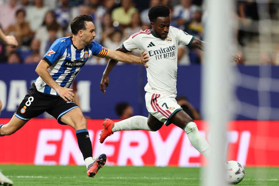 Vini Jr disputa bola com Expósito no duelo entre Real Madrid e Espanyol, pela La Liga