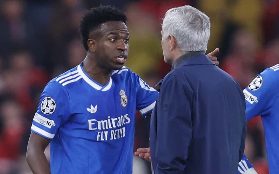 Vini Jr conversa com José Mourinho após acusar Prestianni de racismo em Benfica x Real Madrid, pela Champions League (Foto: FILIPE AMORIM / AFP)