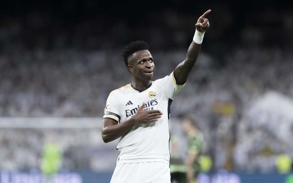 Vini Jr. sauda a torcida do Real Madrid no Santiago Bernabéu