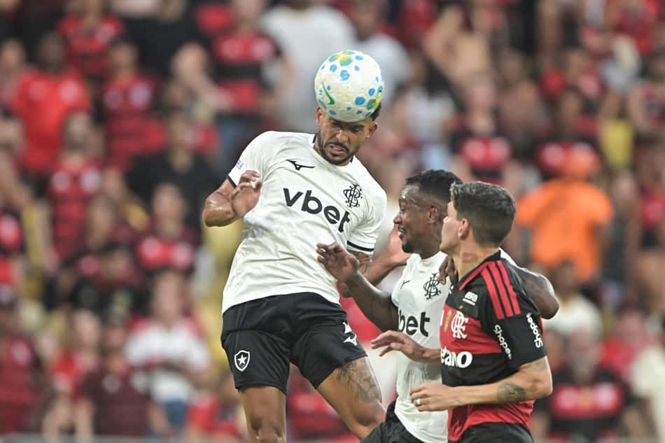 Vitinho jogador do Botafogo durante partida contra o Flamengo no estádio Maracanã pelo campeonato Brasileiro A 2026.