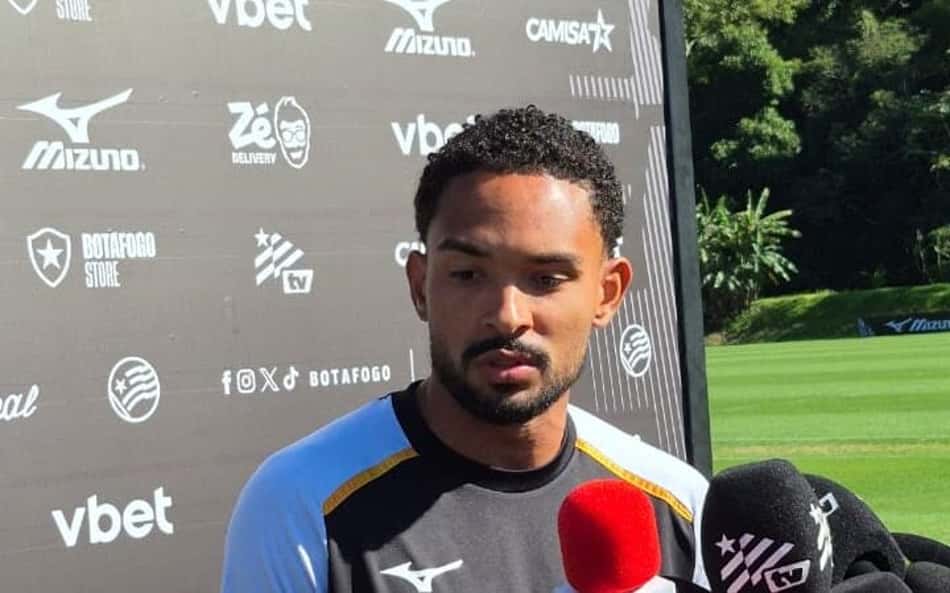 Vitinho concede entrevista no CT Lonier