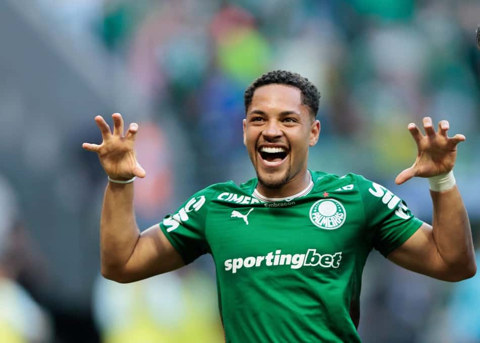 Vitor Roque comemorando o gol marcado no Real Betis