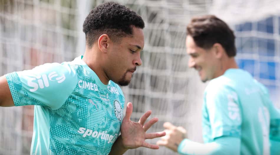 Vitor Roque durante treino do Palmeiras