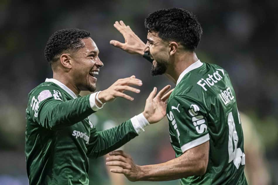 Vitor Roque e Flaco López comemoram gol em vitória do Palmeiras sobre o Vasco, em outubro de 2025