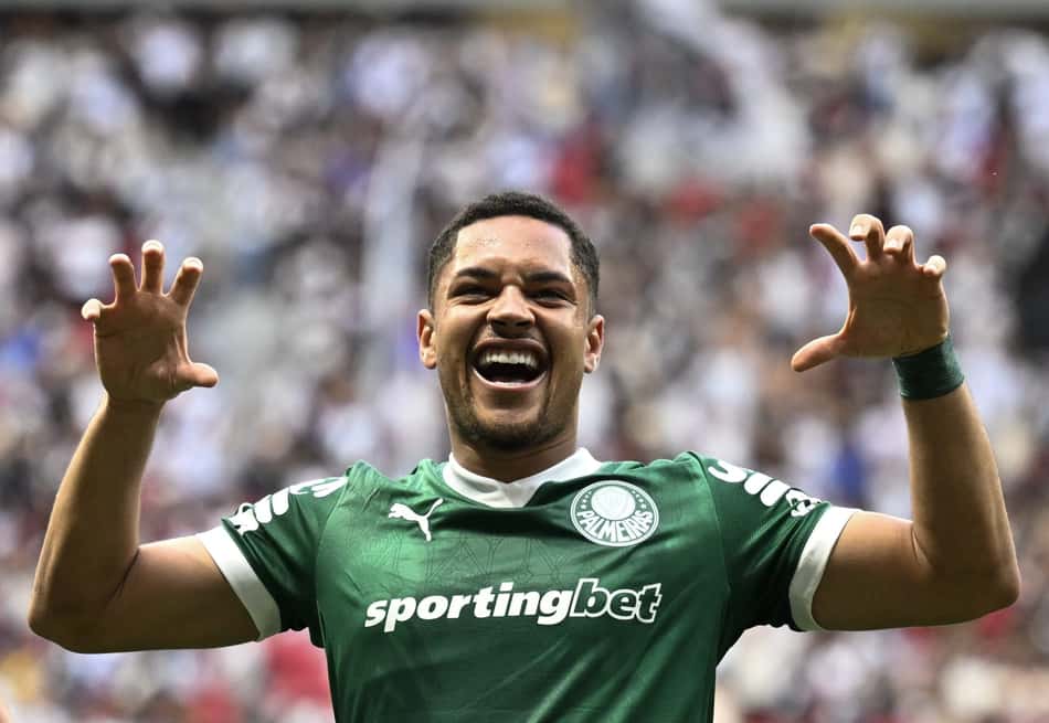 Vitor Roque comemora seu gol pelo Palmeiras sobre o Vasco