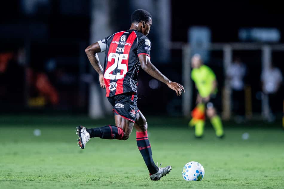 Caca, jogador do Vitória, durante partida contra o Botafogo no Barradão pelo Campeonato Brasileiro