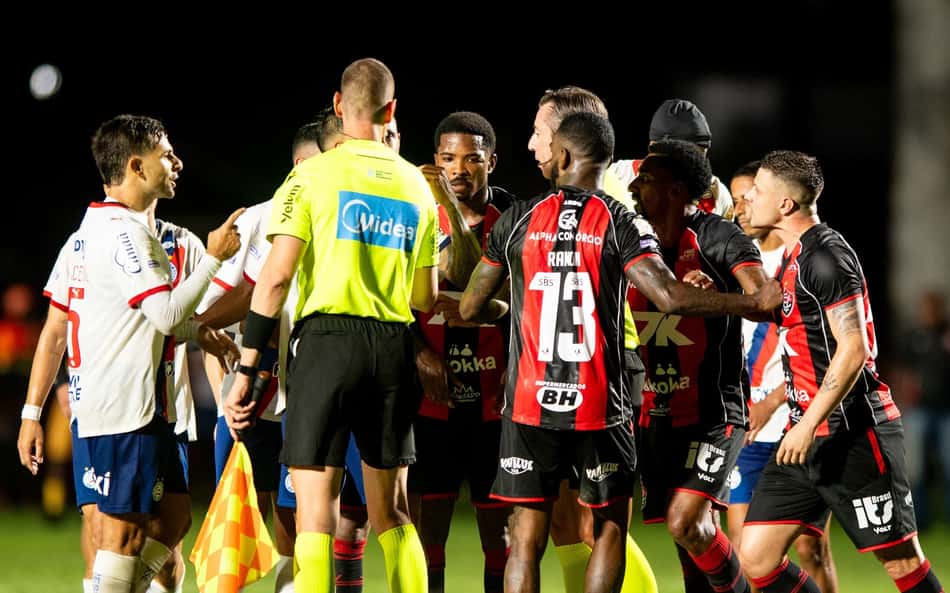 Vitória x Bahia termina em confusão com roubo e rasgo de camisa; veja