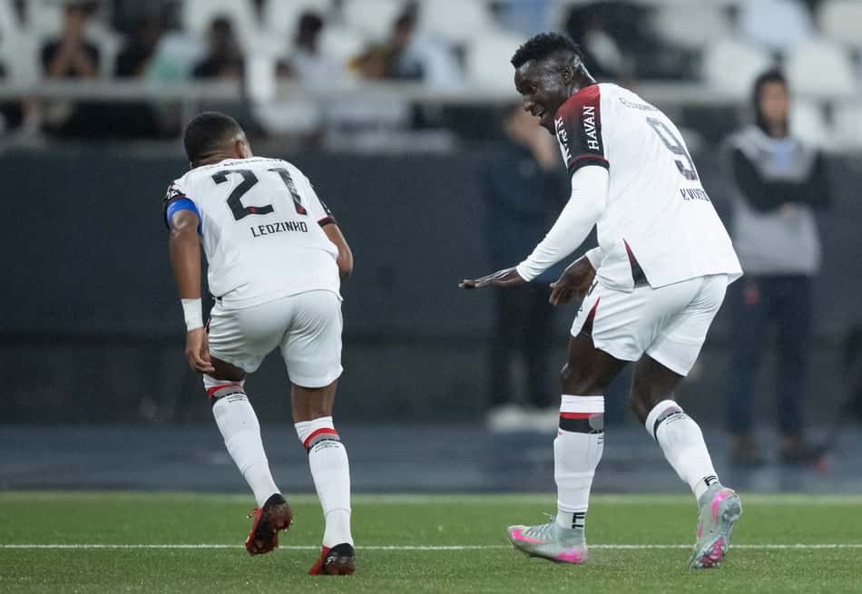 Viveros comemorando segundo gol do Athletico-PR contra o Botafogo, no Nilton Santos, pelo Campeonato Brasileiro