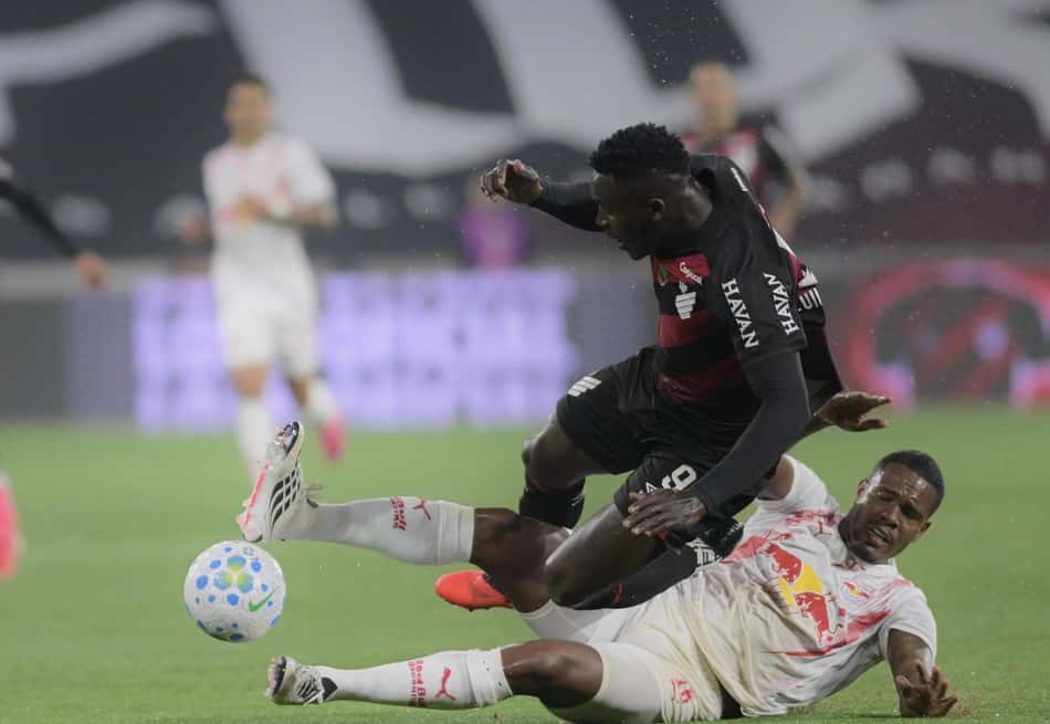 Viveros e Gustavo Marques durante Athletico e Red Bull Bragantino pelo Brasileirão
