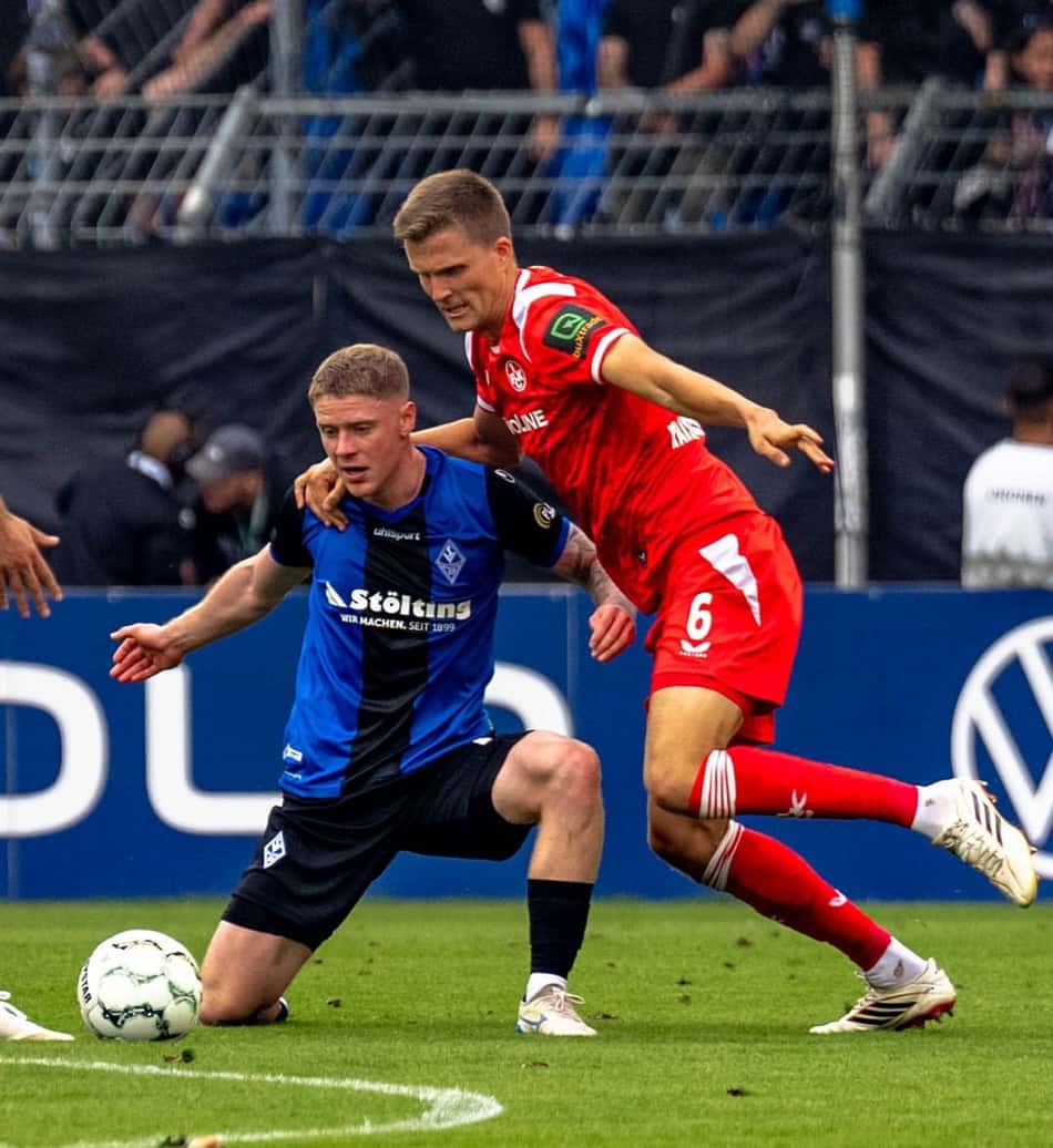 Jogadores do Waldhof Mannheim e do Kaiserslautern em ação