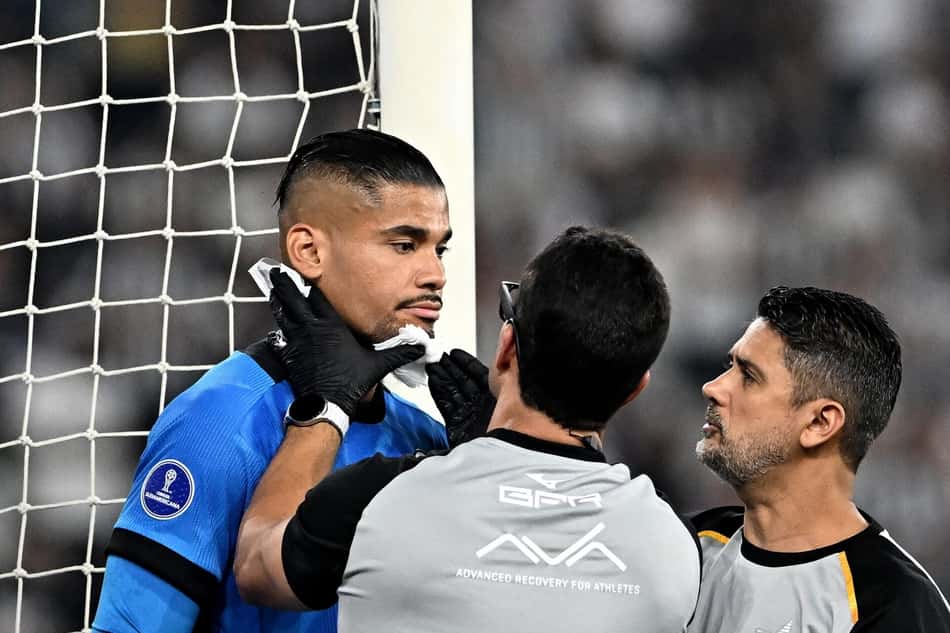 Walerson recebe atendimento após sofrer corte no queixo durante Botafogo x Cienciano