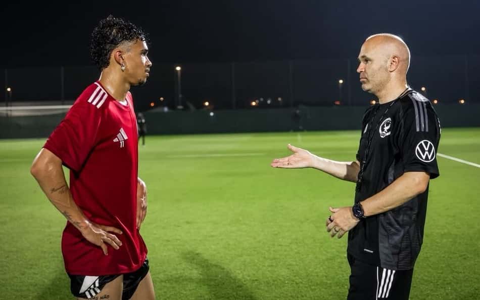 Weberty e Iniesta conversando no campo