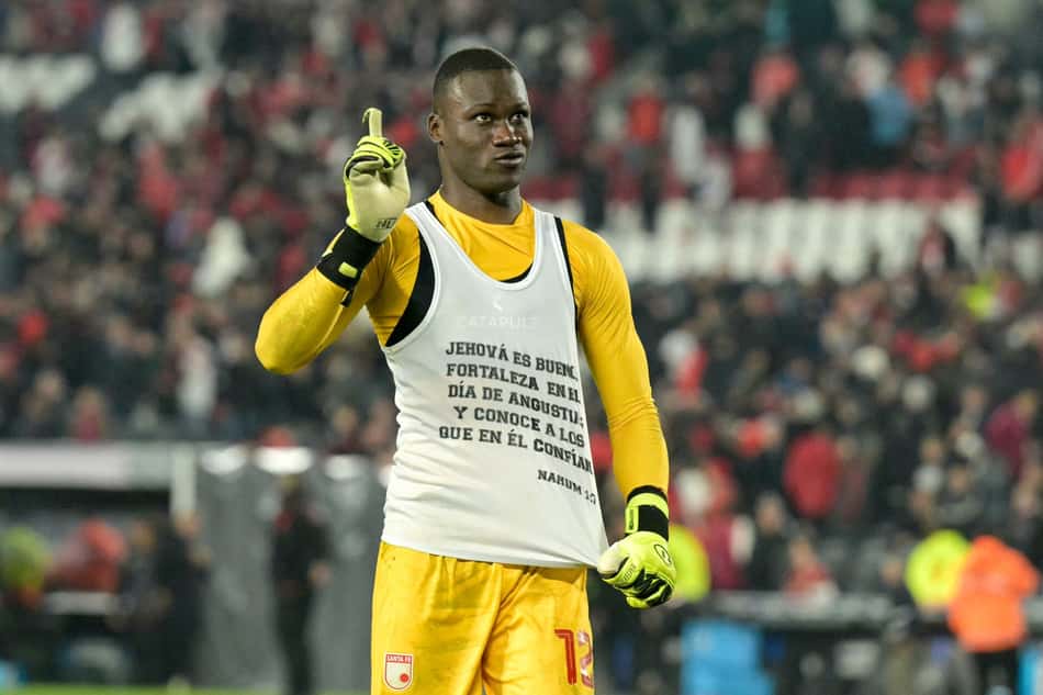 Weimar Asprilla, goleiro do Santa Fe, celebra classificação contra o River Plate