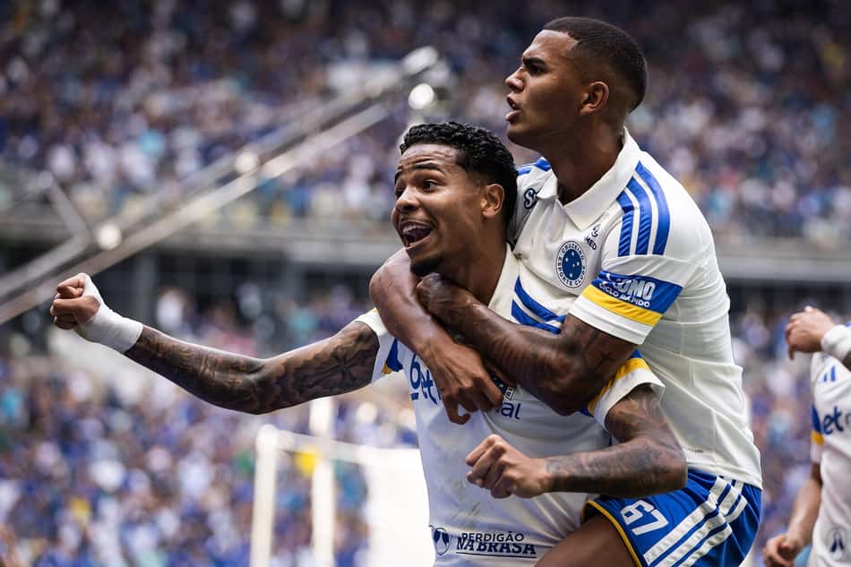 Wesley comemora gol com João Costa