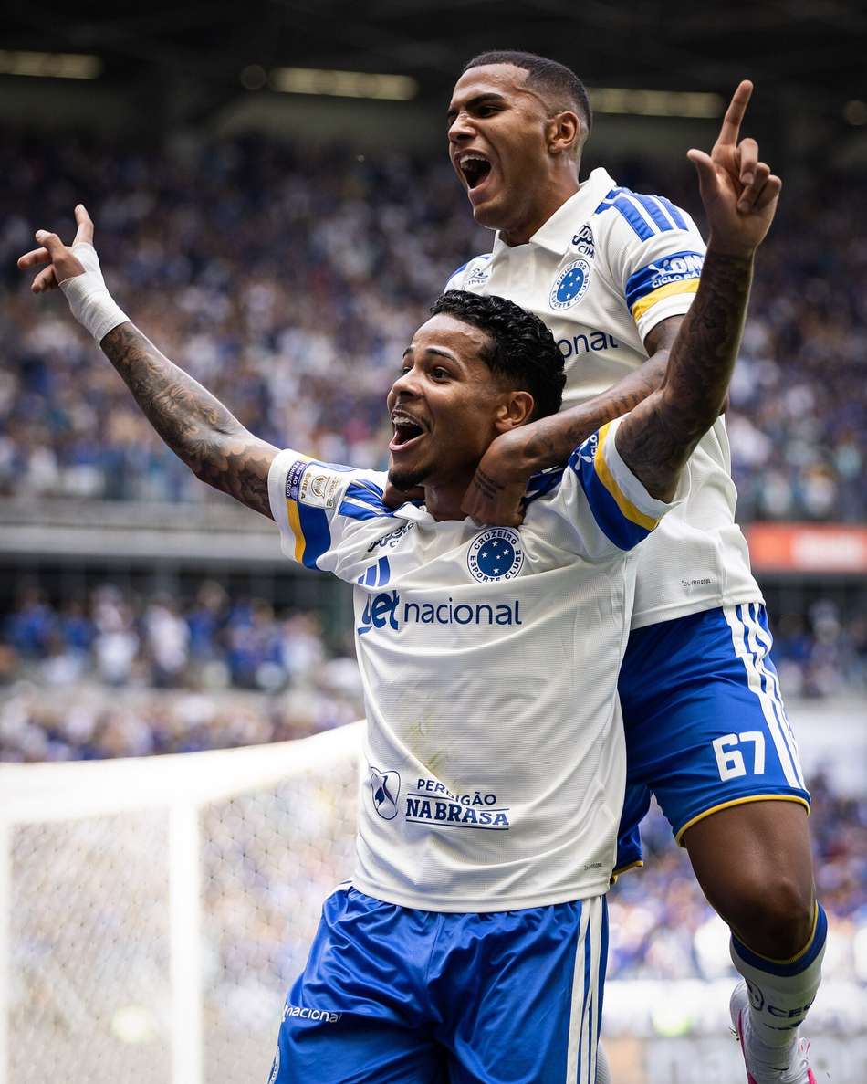 Wesley comemora gol com João Costa