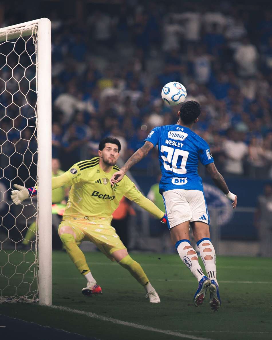 Wesley tenta finalização com o peito